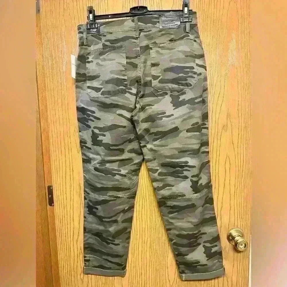 Lucky Brand Woman’s Camo Cargo Mid Rise Pants. Size 8/29 NWT - Picture 4 of 6